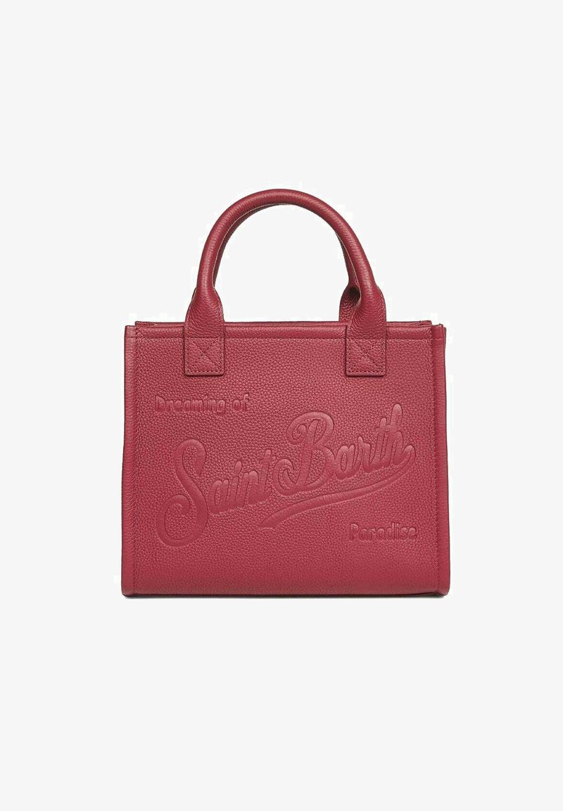 Rode leren handtas met een gestructureerde afwerking, met op de voorkant het reliëf van de tekst "Saint Barth" en "Paradise". Korte afgeronde handvaten.