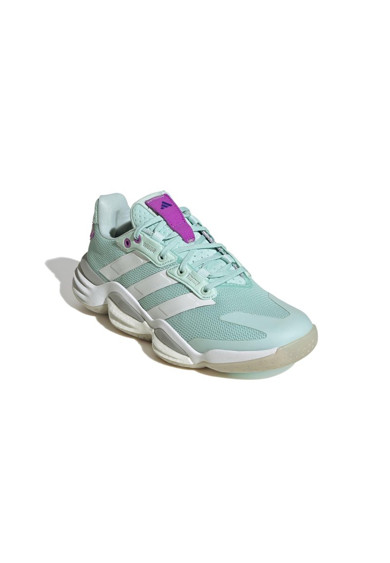 Hellblaues Sportliches Schuhwerk mit einem oberen Teil aus Mesh, lila Akzenten und drei weißen Streifen. Verfügt über Schnürsenkel und eine gepolsterte Zunge für zusätzlichen Komfort.