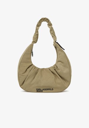 Bolso beige holgado para llevar al hombro con asa arrugada, cierre de cremallera y logotipo "KARL LAGERFELD JEANS" en negro en la esquina inferior delantera.