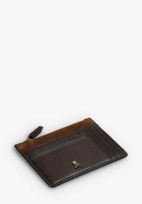 Tarjetero de cuero marrón con detalle de ante. Cuenta con cuatro ranuras para tarjetas, un bolsillo con cremallera y un emblema de calavera. Textura suave, forma rectangular.