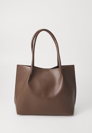 Brun lædertaske med to lange håndtag, glat tekstur og et enkelt, ubemærket design mod en ensfarvet hvid baggrund.