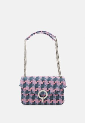 Bolso pequeño rectangular con tela a cuadros pata de gallo en rosa y azul, cierre circular plateado y una cadena plateada cubierta con la misma tela.