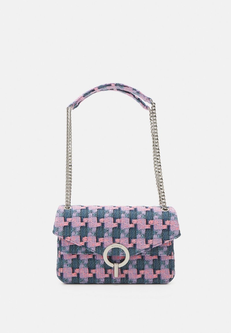 Petit sac à main rectangulaire en tissu pied-de-poule rose et bleu, avec un fermoir circulaire en argent et une bandoulière chaîne argentée enveloppée dans le même tissu.