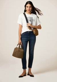Oltre CON BOTTONE GIOIELLO - Jeans slim fit - blu