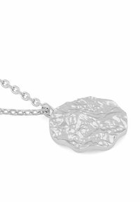 Silverhänge på en kedja med en texturerad, rund form som har en vågig, hamrad yta. Kedjan är länkad med jämnstora ovaler.