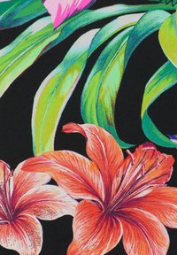 Blommig tyg med stora, livfulla orange liljor med rosa accenter och gröna blad mot en svart bakgrund. Slät textur.