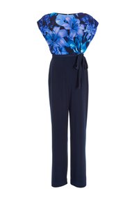 Kwiatowy kombinezon z niebieskim nadrukiem na górze i jednolitymi granatowymi spodniami, z paskiem do wiązania w talii i luźnym krojem.