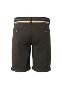 Shorts pour hommes de couleur marron foncé avec ourlets retroussés, deux poches arrière à boutons, et une ceinture à rayures bleu, blanc et vert olive.