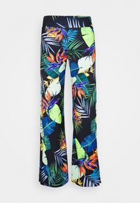 Svampbyxor i svart tyg med ett tropiskt mönster av färgglada blad och blommor i grönt, blått, orange och gult.