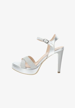 Sandalo con tacco alto in argento, con una finitura metallica lucida, strap in rilievo, fibbia alla caviglia e suola platform.