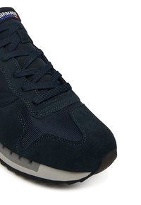 Sneaker blu navy realizzato con una combinazione di materiali in suede e mesh, dettagli testurizzati, punta rotonda e suola piatta in gomma.