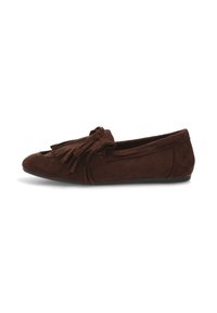 Zapato marrón de ante sin cordones con punta afilada, que presenta un acento de flecos en la parte delantera y un diseño minimalista. Superficie texturizada, suela plana.
