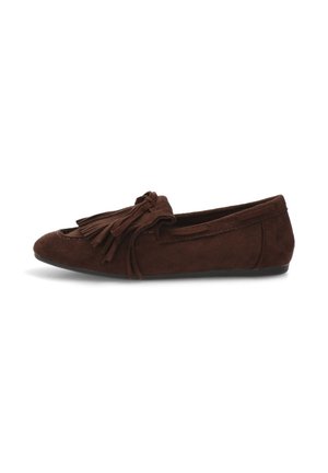 Zapato marrón de ante sin cordones con punta afilada, que presenta un acento de flecos en la parte delantera y un diseño minimalista. Superficie texturizada, suela plana.
