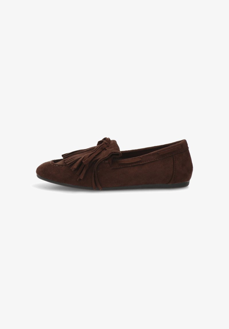 Zapato marrón de ante sin cordones con punta afilada, que presenta un acento de flecos en la parte delantera y un diseño minimalista. Superficie texturizada, suela plana.
