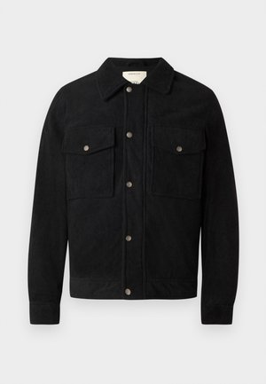 Zwarte corduroy jas met lange mouwen, twee borstzakken, zichtbare stiksels en drukknoopsluiting. Glad textuur met een klassiek ontwerp.