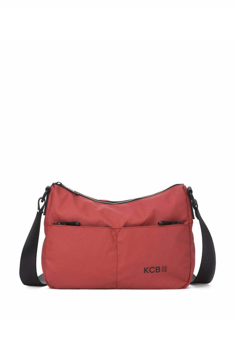 Bolso bandolera rojo de nylon con forma curva, dos bolsillos delanteros con cremallera y una correa ajustable. Presenta el logo de KCB en el lateral.