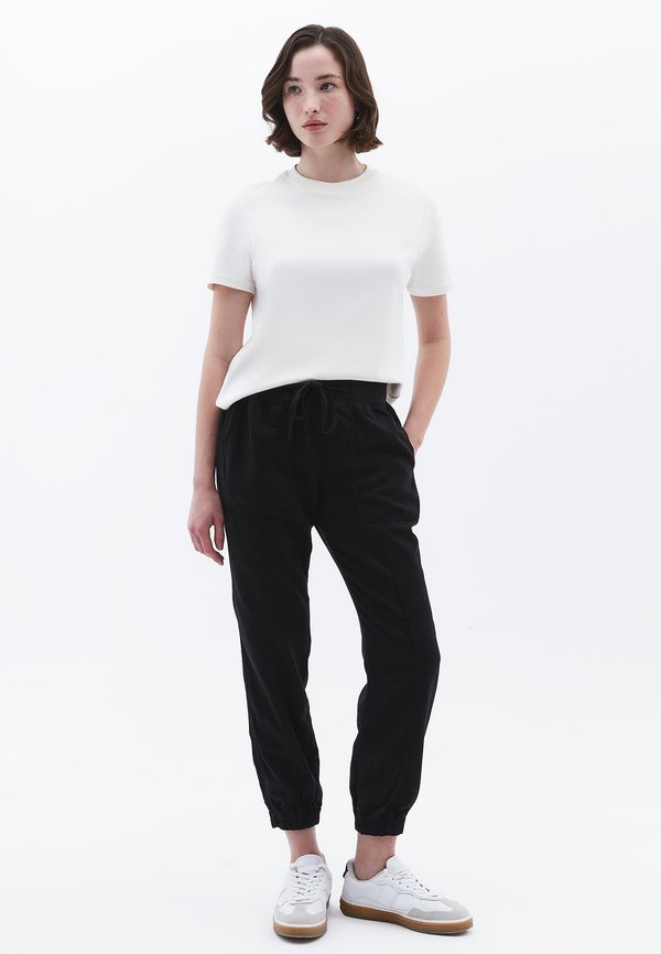 JOGGING MIT ENGEN BEINABSCHLÜSSEN - Jogginghose