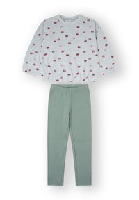 Sudadera gris con pequeños estampados de frutas rojas, cinturilla elástica y mangas fruncidas, combinada con leggings verdes de algodón.