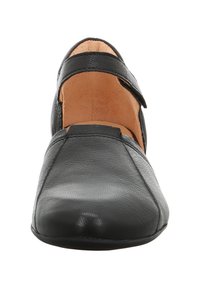 Schwarzer Lederschuh mit runder Zehenform, ausgeschnittenen Seiten und einem einzelnen Riemen. Glatte Textur mit einem hellbraunen Innenfutter und gestickten Akzenten.