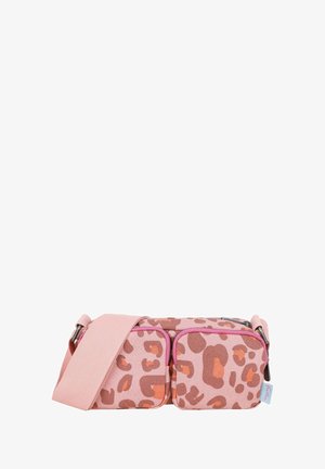 Petit sac bandoulière rectangulaire en tissu rose avec imprimé léopard orange et marron, deux poches avant zippées, et une large bandoulière rose.