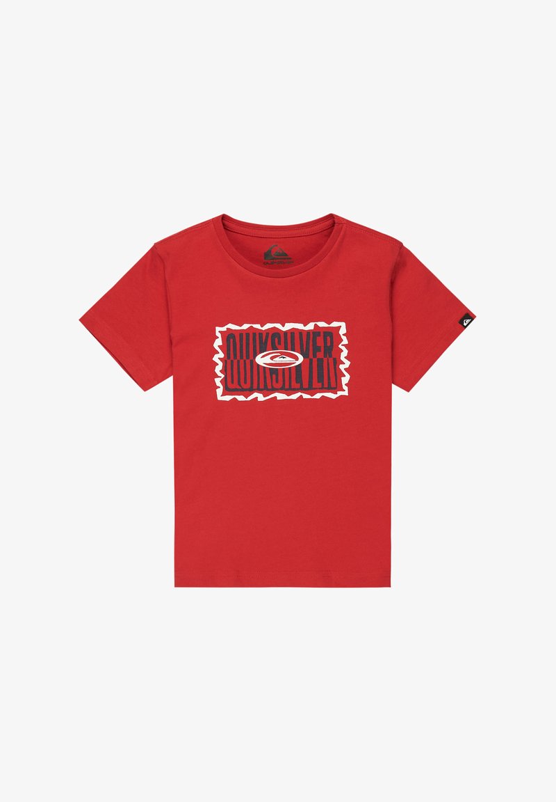 Camiseta de algodón roja con cuello redondo, que presenta un gráfico en blanco y azul marino en un borde dentado que incluye el texto "QUICKSILVER."