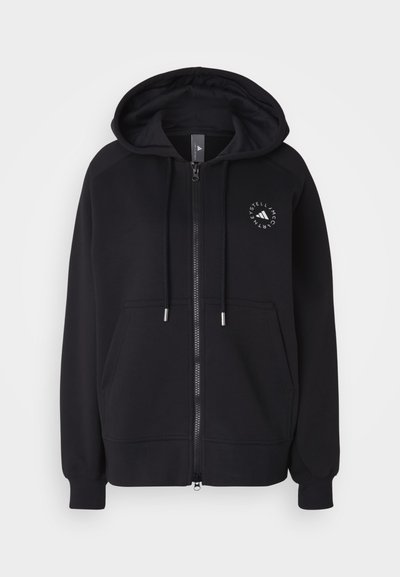 Felpa nera con zip e cappuccio regolabile, tasche a marsupio e un logo circolare sul lato sinistro del petto. Tessuto morbido e polsini a coste.