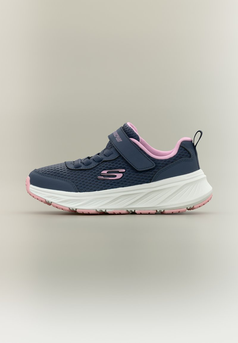 Παιδικό αθλητικό παπούτσι σε μπλε ναυτικό και ροζ με επάνω μέρος από δίχτυ, ιμάντα με αυτοκόλλητο βέλκρο, μαλακή λευκή σόλα και θηλιά έλξης στη φτέρνα.