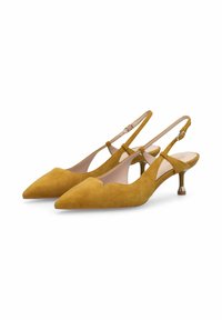 Paire d'escarpins slingback en daim jaune moutarde avec bouts pointus et brides ajustables à la cheville sur fond blanc.