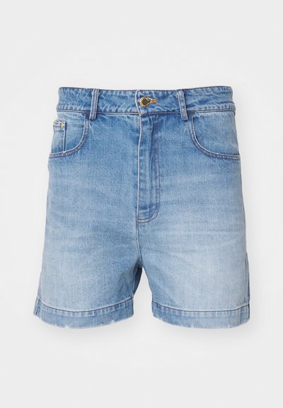 Pantalones cortos de mezclilla de color azul claro con cintura alta, cinco bolsillos y dobladillo vuelto. Presenta cierre de cremallera y botón metálico. Textura suave.