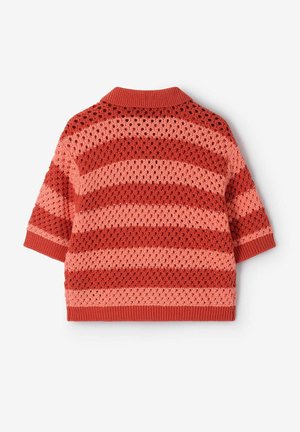 Kinder kortarm gebreide trui met brede horizontale strepen in rood en roze, met een gestructureerd opengeweven patroon.