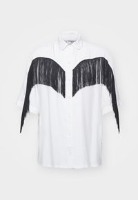 Camicia bianca con bottoni, caratterizzata da frange nere sulle spalle che creano un design a contrasto. Maniche corte e colletto classico.