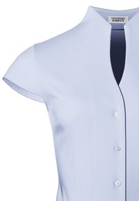 Hellbluse mit kurzen Ärmeln und umgeschlagenem Kragen, mit einer durchgehenden Knopfleiste und einer glatten Textur.
