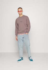 Market SCRIPT CREWNECK UNISEX - Camisola - washed grey