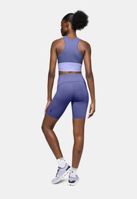 On MOVEMENT - Retuusid - blueberry