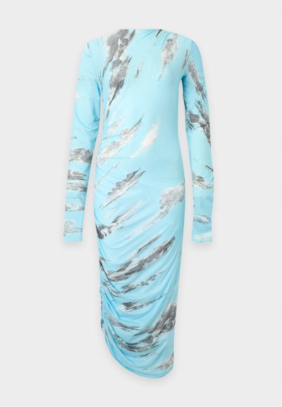 Robe midi bleu clair à manches longues avec motifs abstraits à coups de pinceau argentés et gris, avec des détails froncés sur un côté.