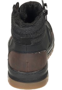 Brązowe i czarne botki za kostkę z teksturowanym materiałem cholewki, gumową podeszwą i zamkiem błyskawicznym z boku. Podszewka wykonana z miękkiego materiału dla komfortu.