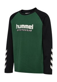 Langarmshirt in dunkelgrün und schwarz mit einem weißen "hummel SPORTSWEAR"-Logo und einem Chevron-Muster auf den Ärmeln.