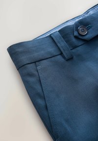 Dunkelblaue Hose aus strukturiertem Stoff. Merkmale sind ein flacher Bund, ein Knopfverschluss und zwei Seitentaschen.