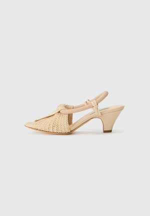 Sandali con tacco slingback in tessuto beige, con una trama testurizzata sulla parte superiore, tacco curvo e fasce morbide per una vestibilità sicura.