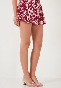 LELA SLIM FIT - Áčková sukně - red