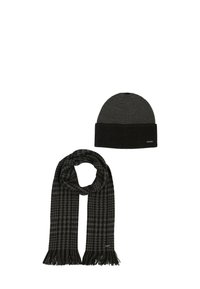 Cappello a cuffia nero in maglia a coste con orlo ripiegato e sciarpa a quadri abbinata con estremità frangiate. Entrambi gli articoli hanno una texture morbida.