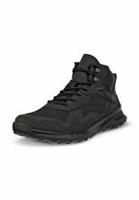 Scarpa atletica mid-top nera e impermeabile con pannelli in rete, dettagli testurizzati e suola in gomma con tasselli per la trazione. Lacci per una vestibilità sicura.