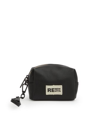 Bustina in pelle nera strutturata con cerniera e cinturino da polso staccabile, con etichetta "RENEW VITA" su una toppa rettangolare bianca.