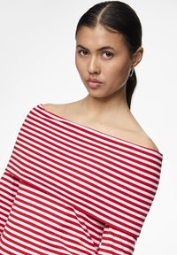 Rød og hvit stripete off-shoulder topp med løs passform, med ribbestruktur og brede mansjetter.