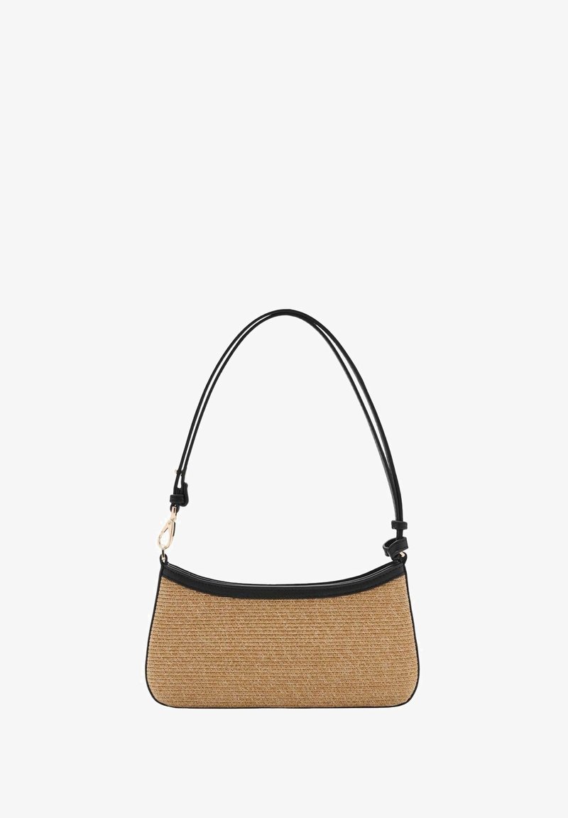 Sac à main rectangulaire en paille tissée avec bordure en cuir noir et une fine bandoulière noire, avec un fermoir doré sur un côté.