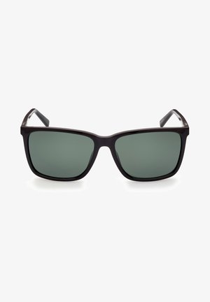 Occhiali da sole con montatura rettangolare nera e lenti di colore verde scuro. Finitura in plastica liscia con aste larghe e dettagli hardware minimi.
