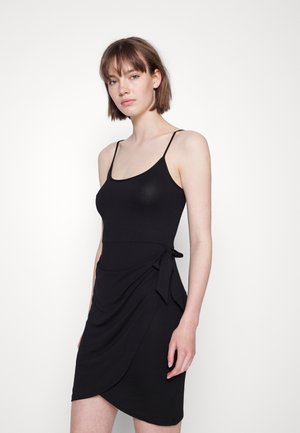 Vestido skater preto feito de tecido leve, com alças finas, um corpete justo e uma saia envolvente drapeada com um detalhe de nó lateral.