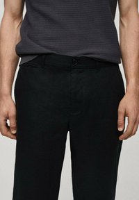 Mango Chino hlače - black