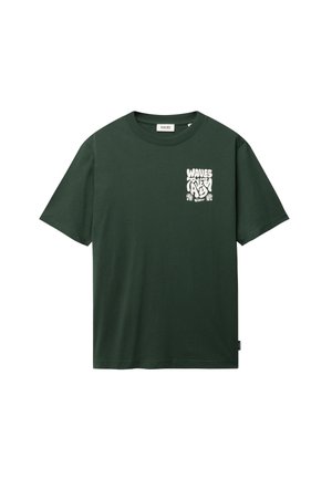 Tricou verde închis cu mânecă scurtă, cu text alb "Waves and Tides" și mici elemente decorative pe pieptul stâng.