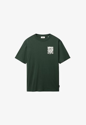 Tricou verde închis cu mânecă scurtă, cu text alb "Waves and Tides" și mici elemente decorative pe pieptul stâng.